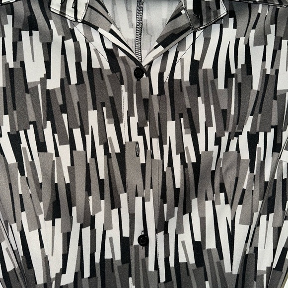 Black/gray printed button down polyester/spandex fitted with belt dress - Picture 2 of 3